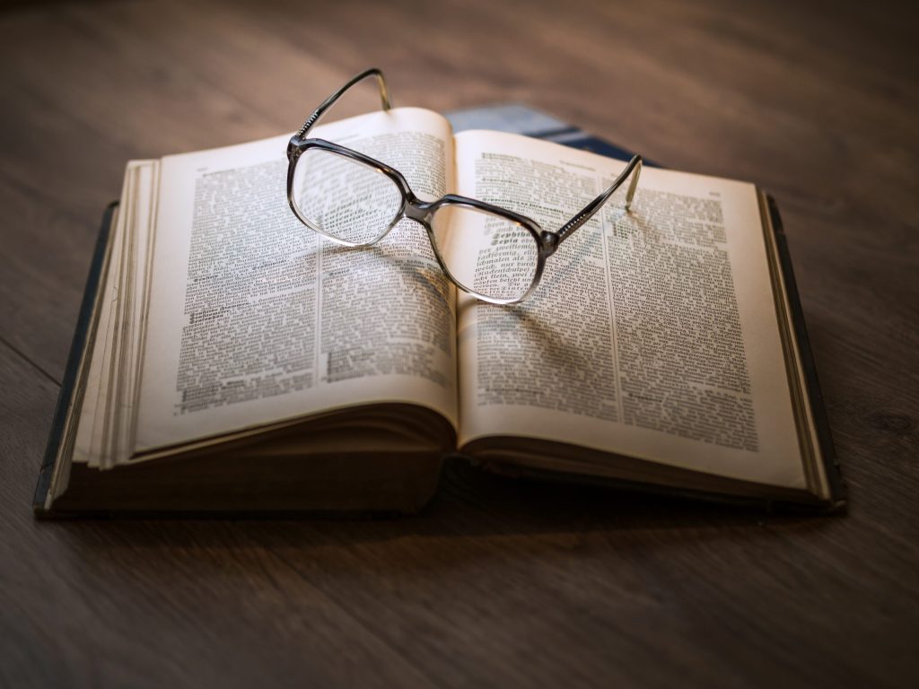 Защита авторских прав на литературные произведения - книги, рассказы, стихи, повести, романы, песни, разработка авторских договоров, лицензионных и издательских договоров